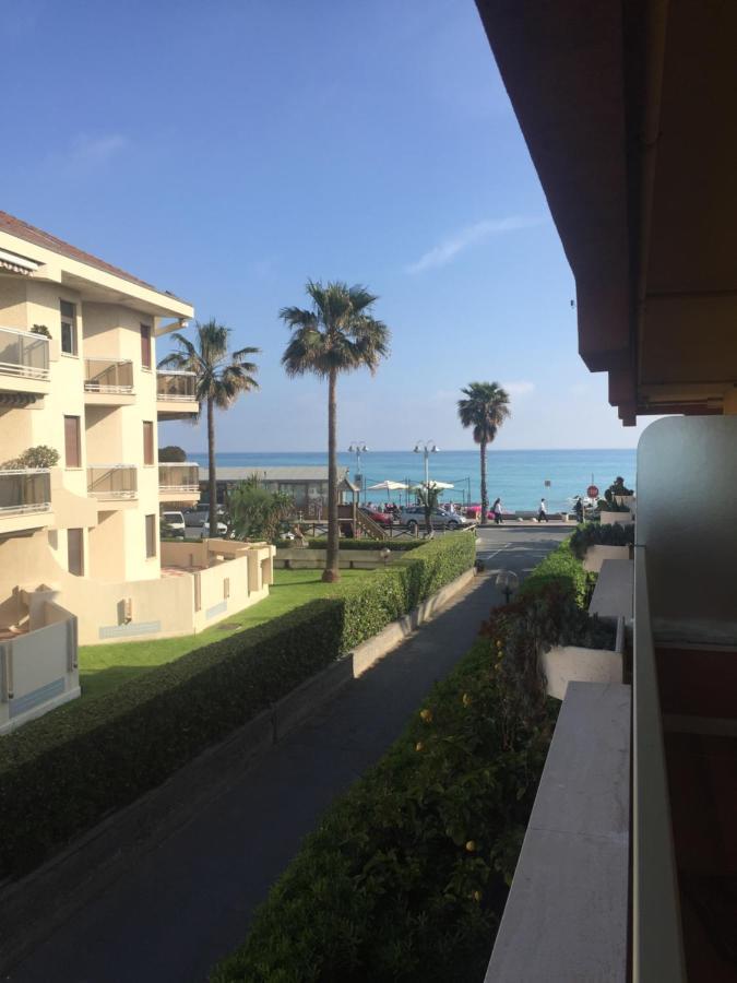 A Due Passi Dal Mare Apartment Валекрозия Екстериор снимка